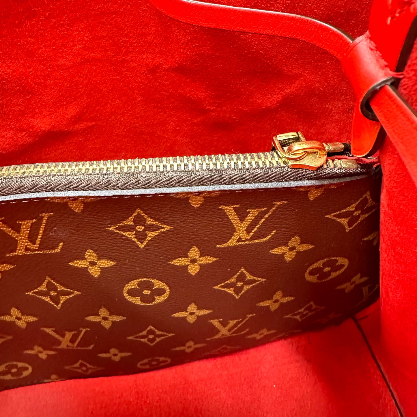 LOUIS VUITTON NeoNoe Monogram MM Bucket Bag