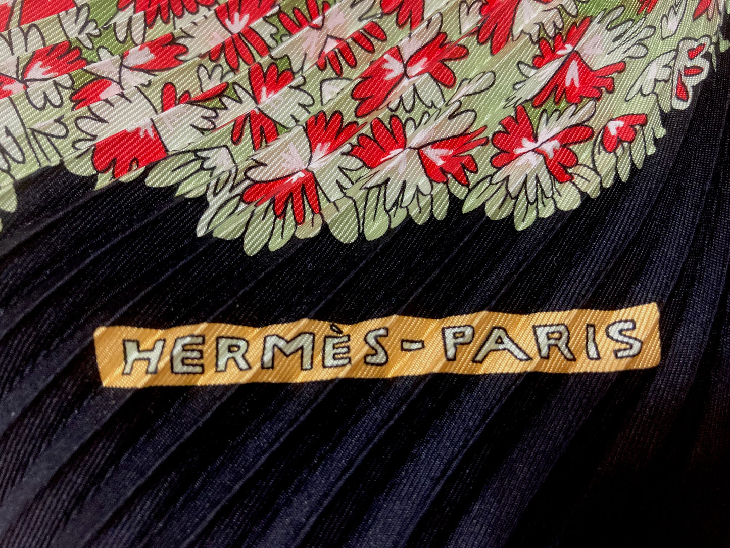 HERMES 100% Silk Plisse Scarf Red & Green