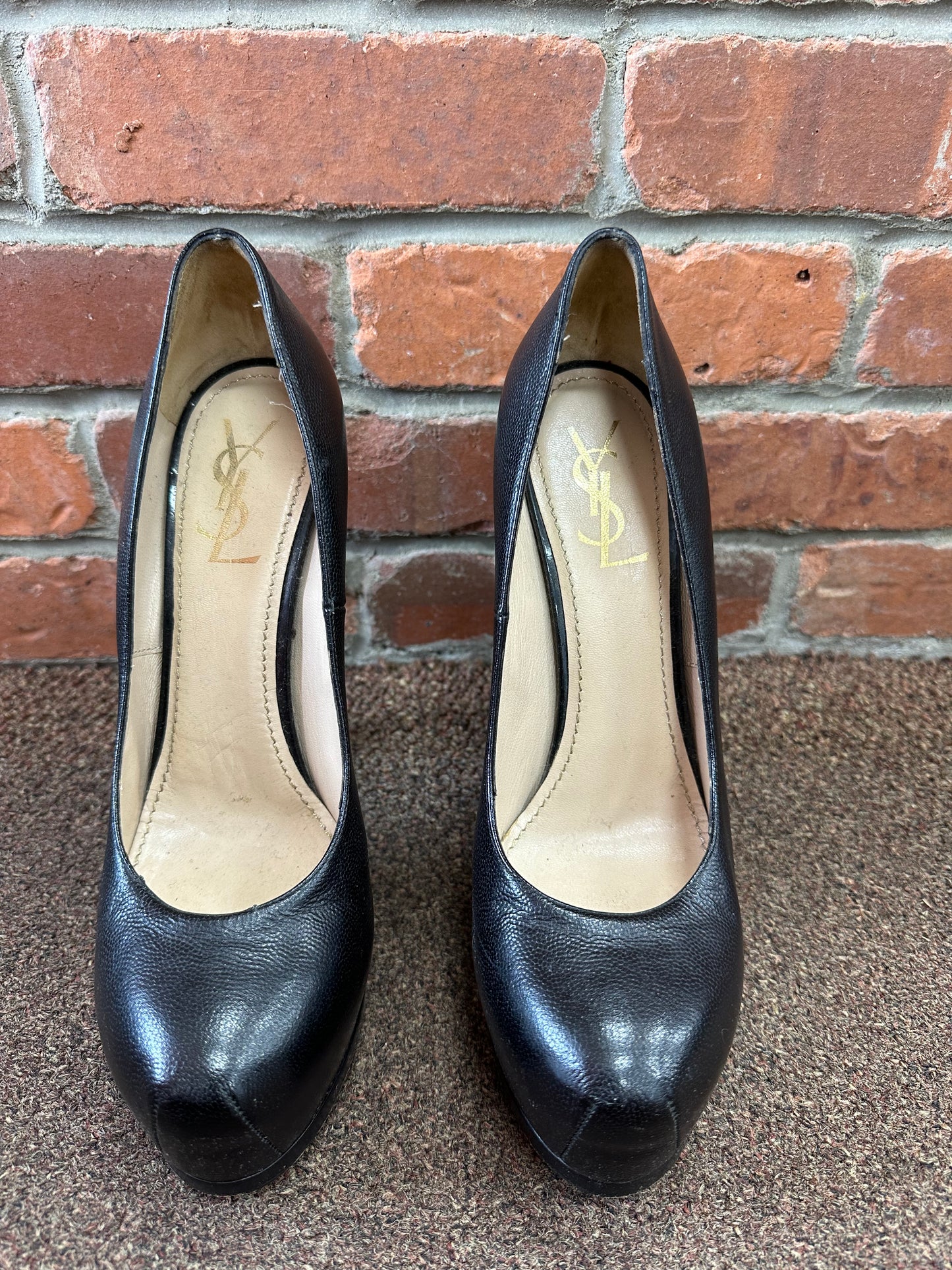Yves Saint Laurent Pump