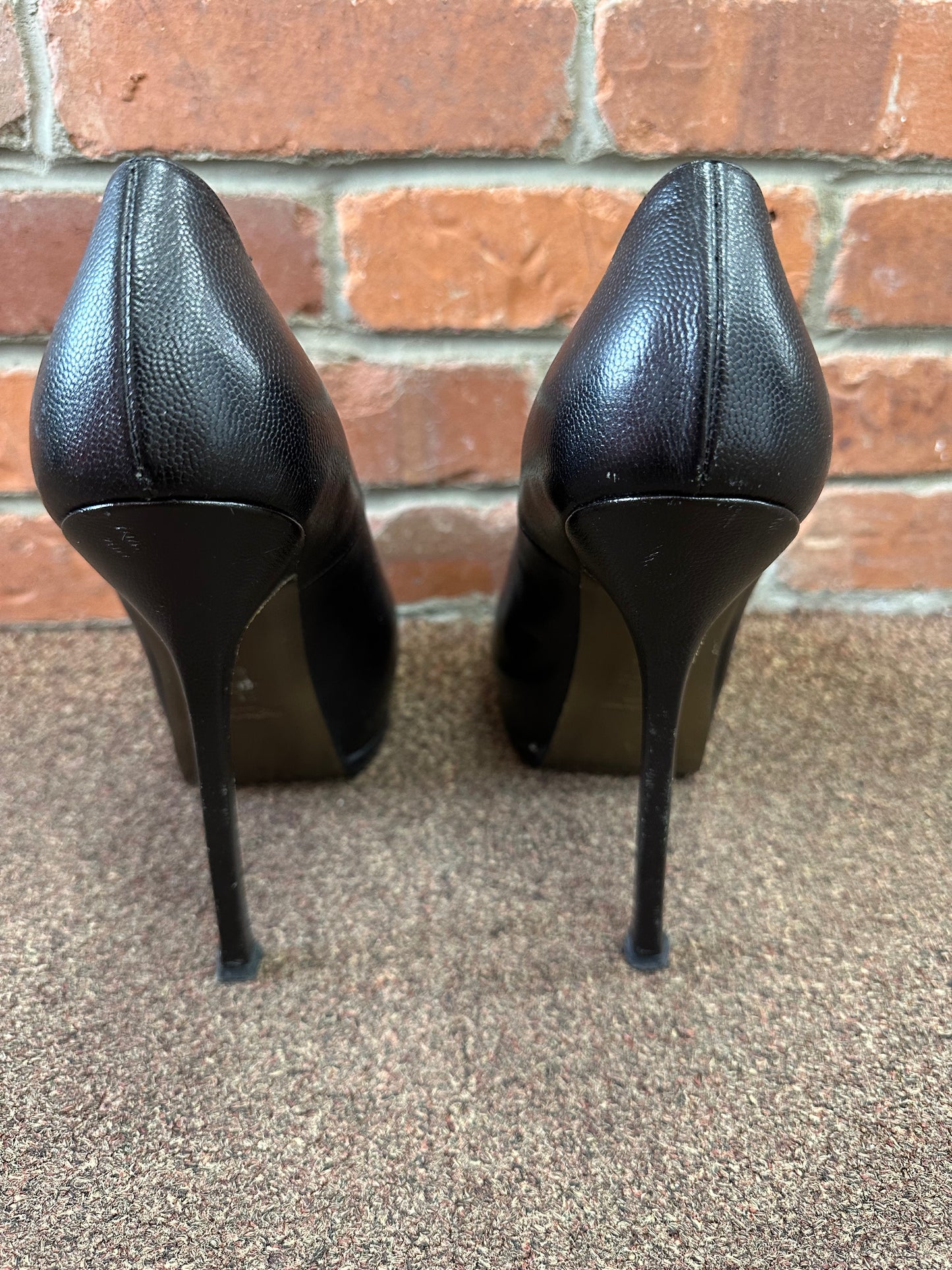 Yves Saint Laurent Pump