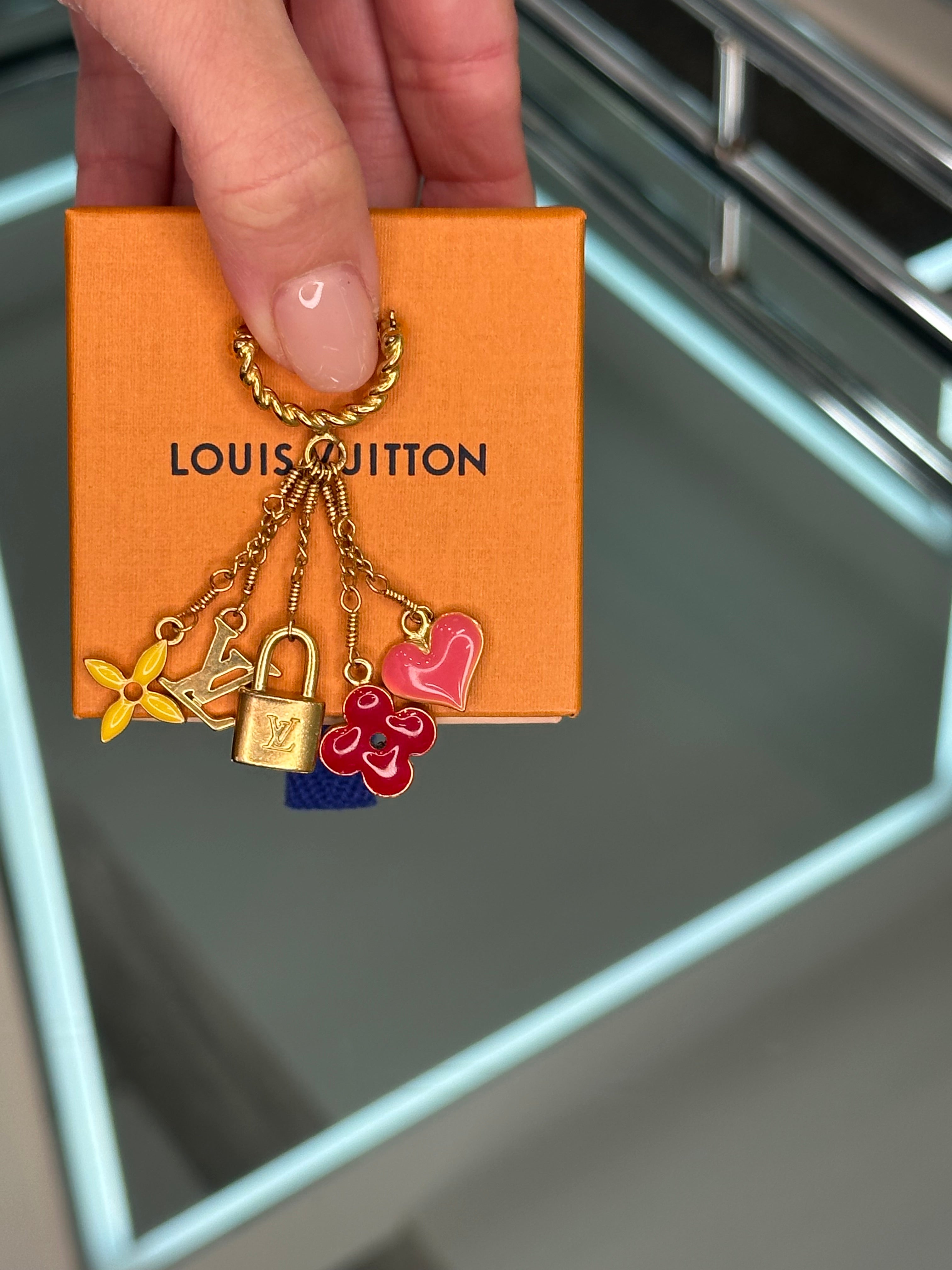 LOUIS VUITTON ルイヴィトン ブローチ ランチ バッジ M02052 Louis Vuitton Brooch – Past & Present Boutique