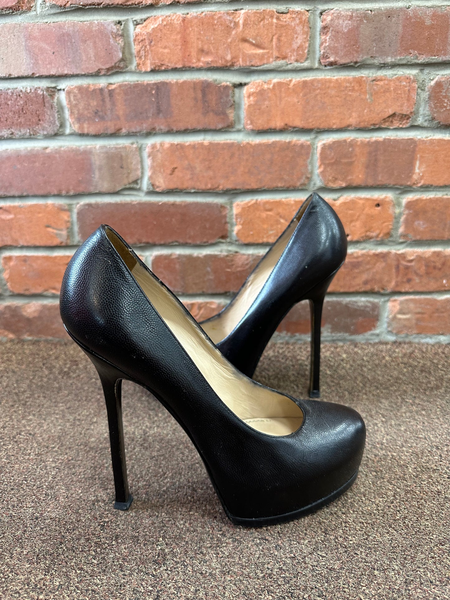 Yves Saint Laurent Pump