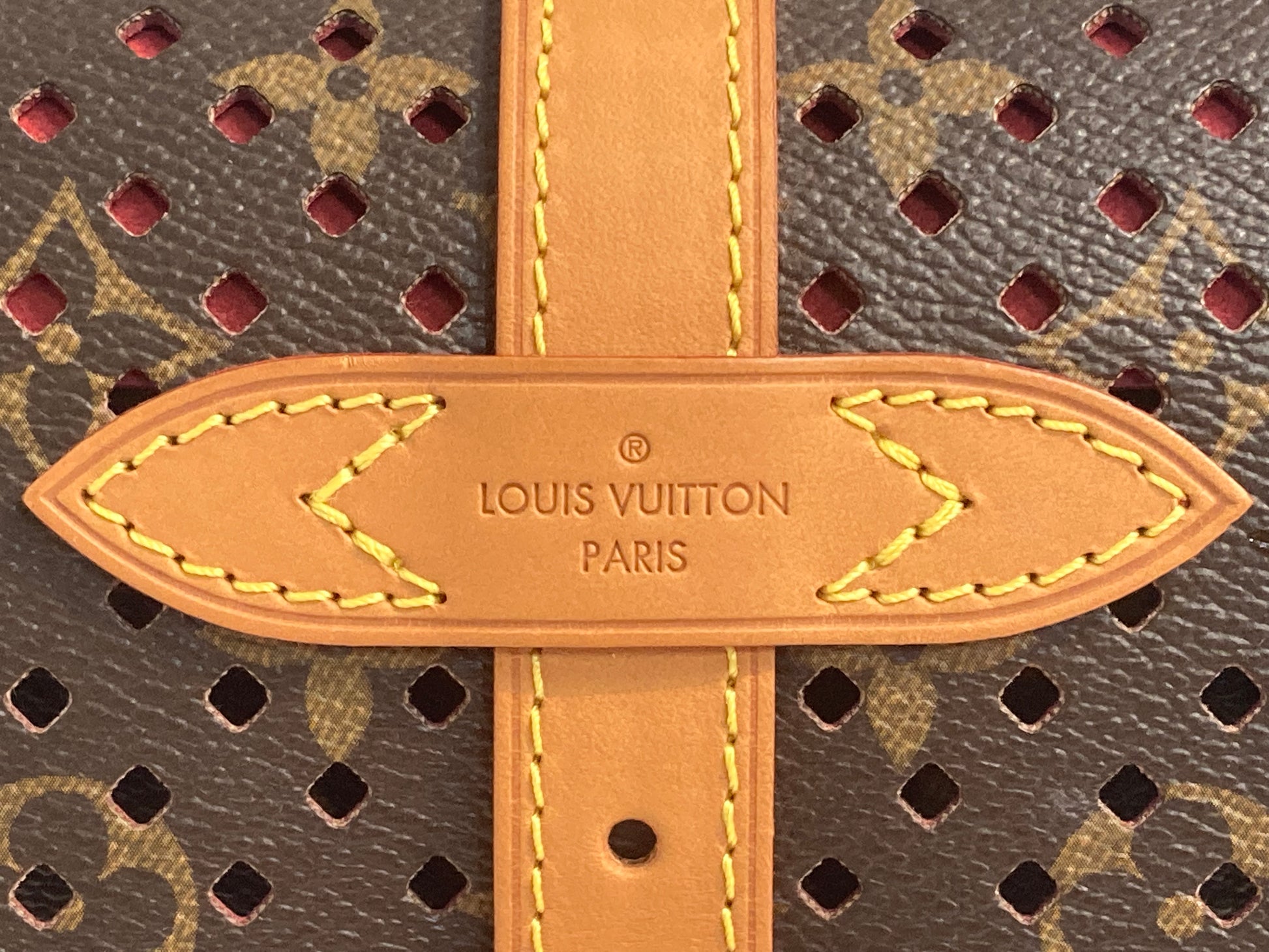 Louis Vuitton Saumur Clutch Bag in Perforated Leather M92612 Rose Red :  : Grocery