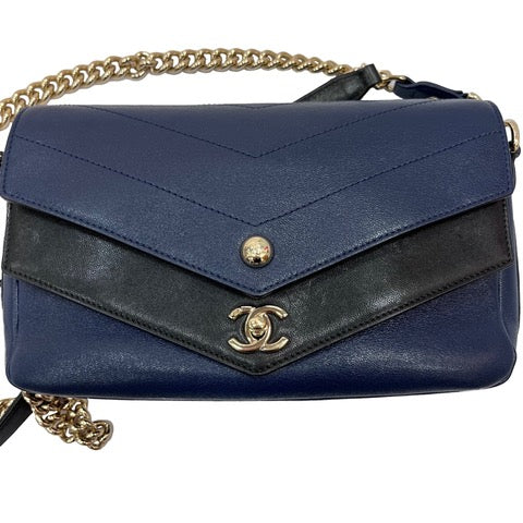  Chanel, Pre-Loved Blue Chevron Lambskin Classic Double Flap  Medium, Blue : Luxury Stores