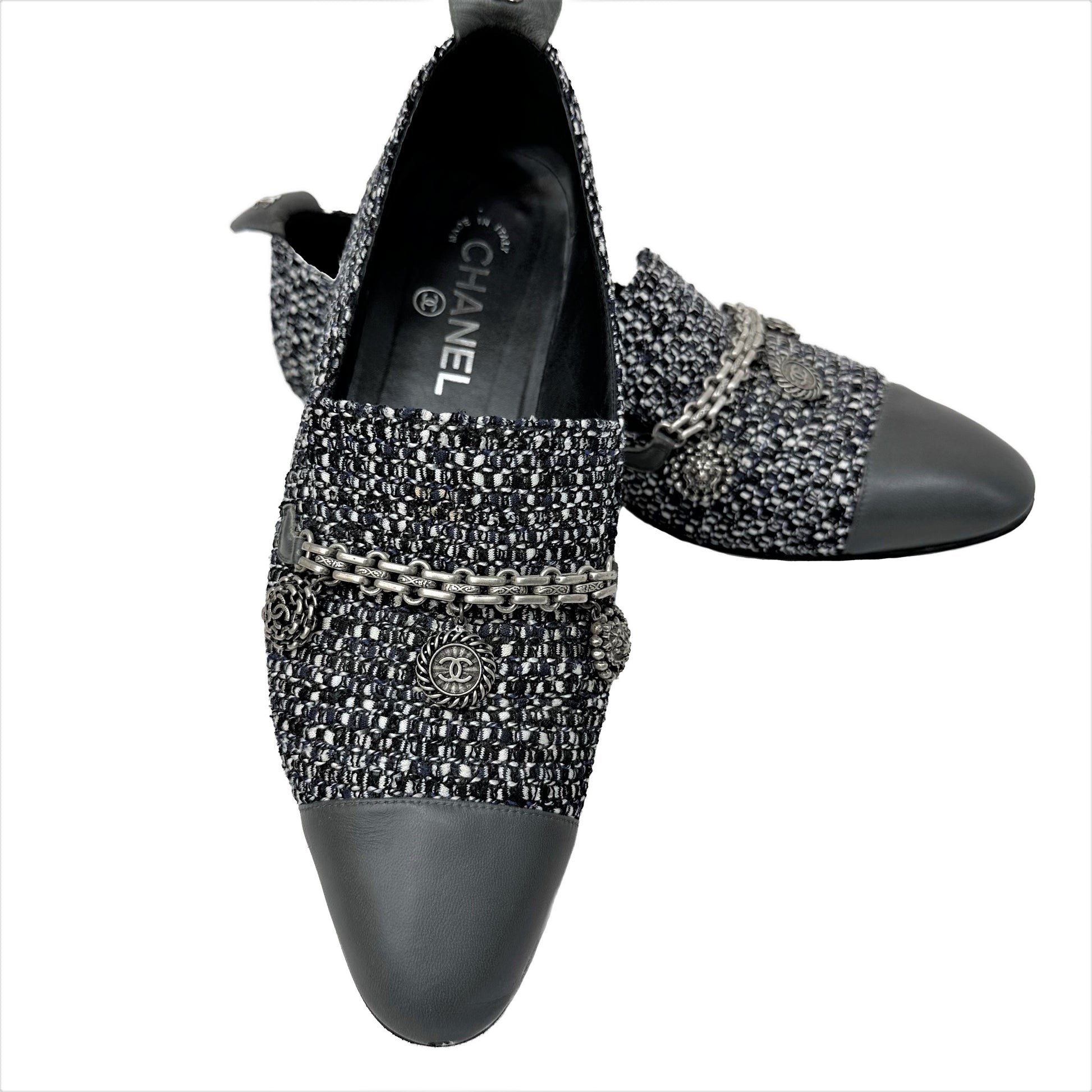 CHANEL Tweed and Leather Flats Gray / Black Size 40